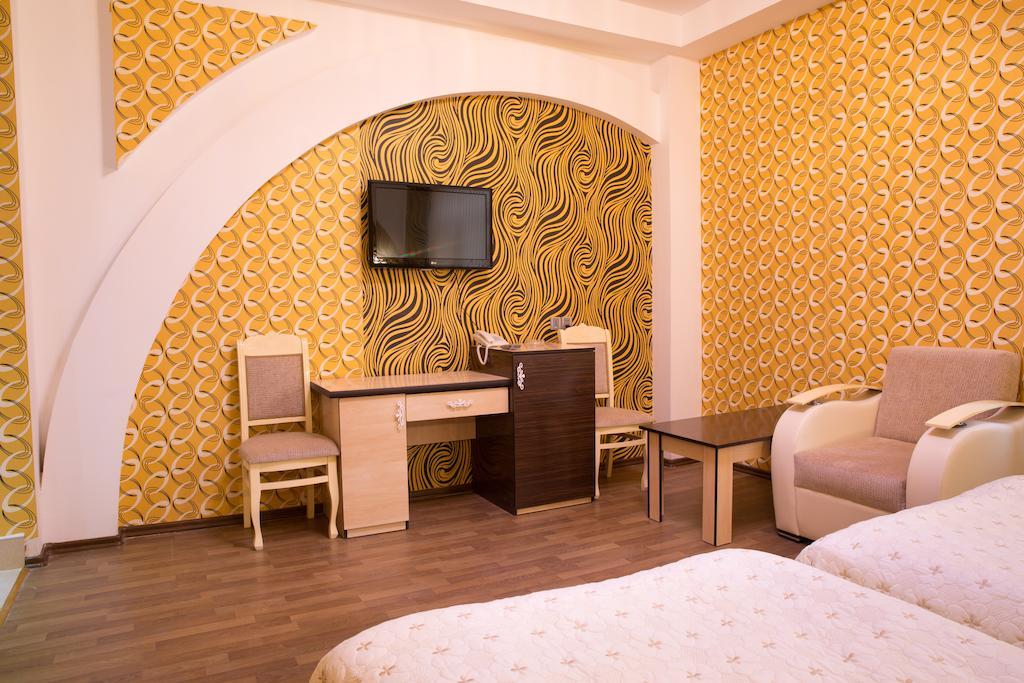Cinema Boutique Hotel Ganja Bagian luar foto