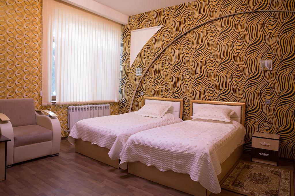Cinema Boutique Hotel Ganja Bagian luar foto